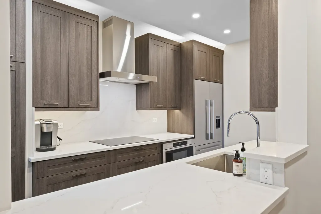 2100 North Lincoln Park West Street Chicago IL 60614