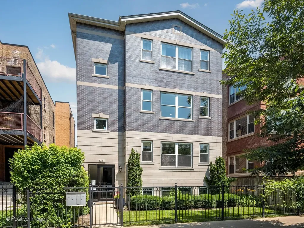 1238 West Argyle Street Chicago IL 60640