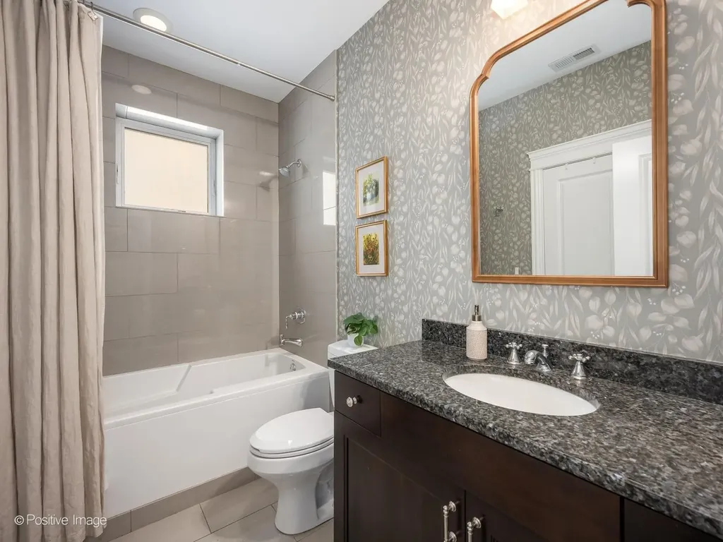 1238 West Argyle Street Chicago IL 60640