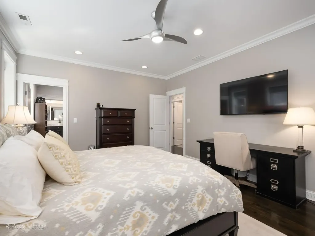 1238 West Argyle Street Chicago IL 60640