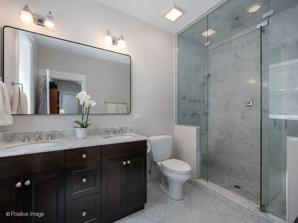 1238 West Argyle Street Chicago IL 60640