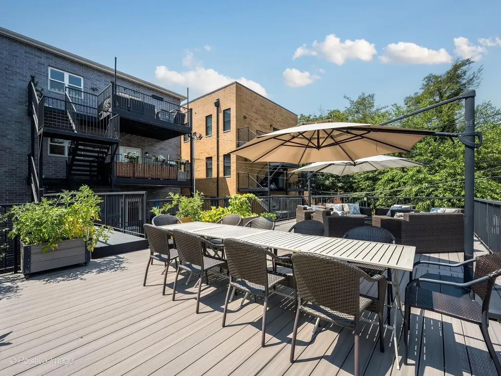 1238 West Argyle Street Chicago IL 60640