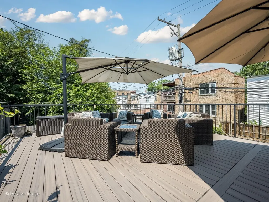 1238 West Argyle Street Chicago IL 60640