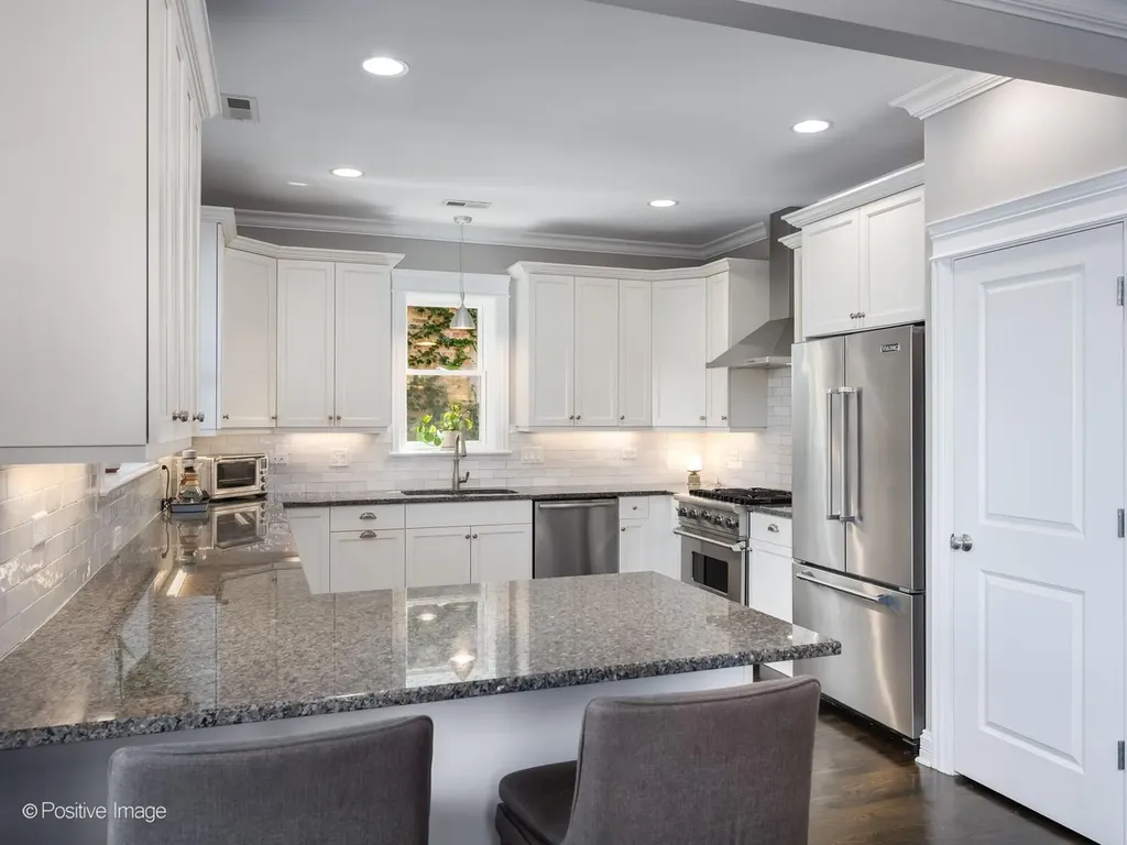 1238 West Argyle Street Chicago IL 60640