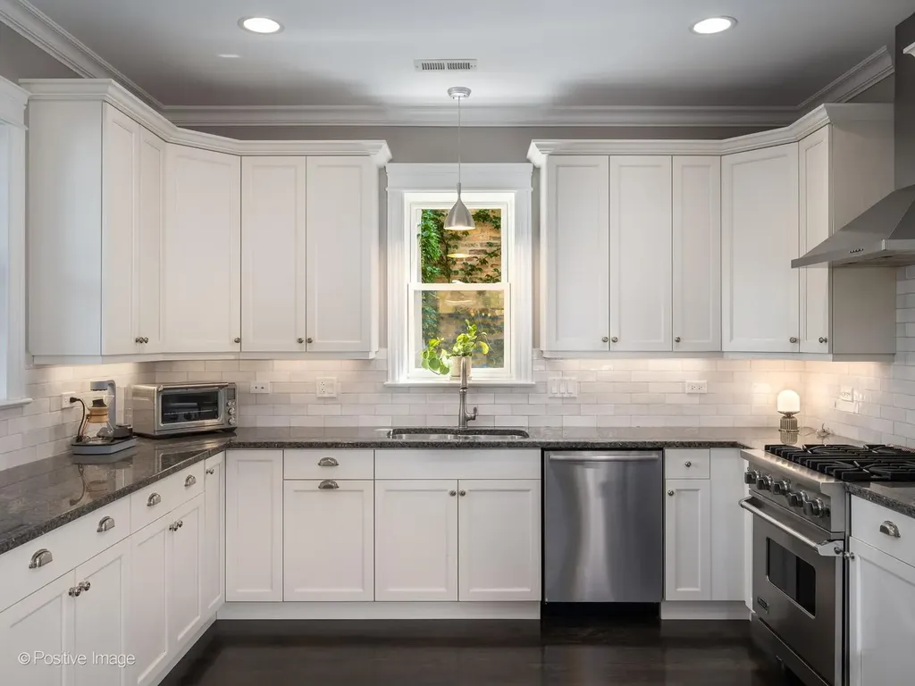 1238 West Argyle Street Chicago IL 60640