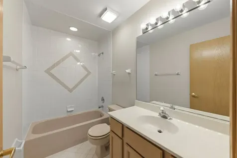 207 Ashley Way Bloomingdale IL 60108