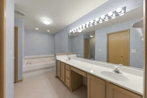 207 Ashley Way Bloomingdale IL 60108
