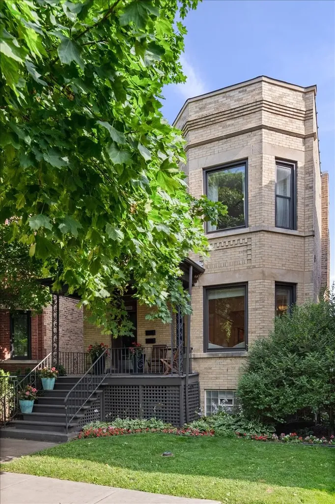 2206 West Eastwood Avenue Chicago IL 60625
