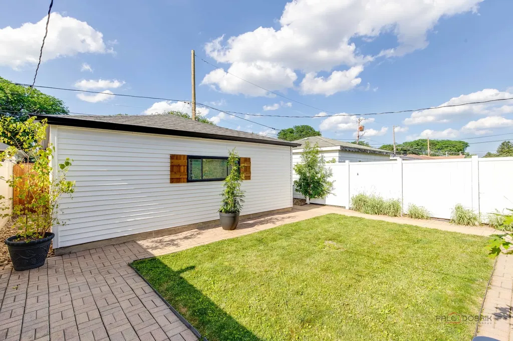 5748 West Eastwood Avenue Chicago IL 60630