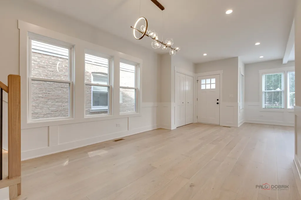 5748 West Eastwood Avenue Chicago IL 60630