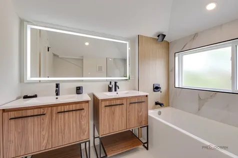 5748 West Eastwood Avenue Chicago IL 60630