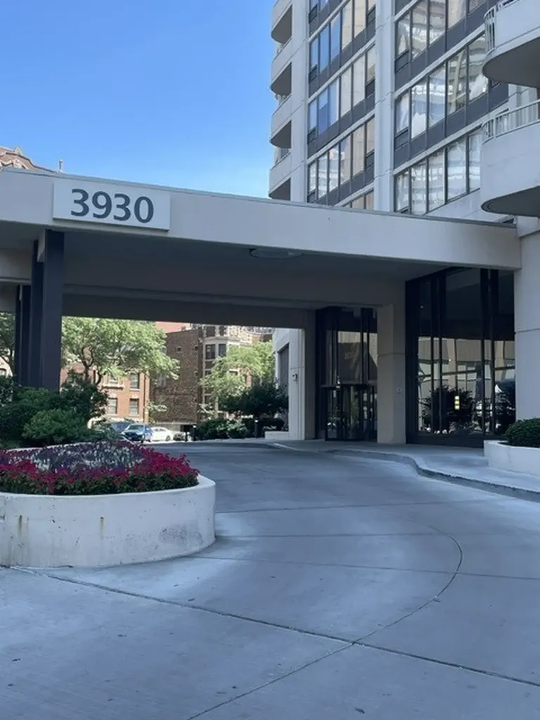 3930 North Pine Grove Avenue Chicago IL 60613