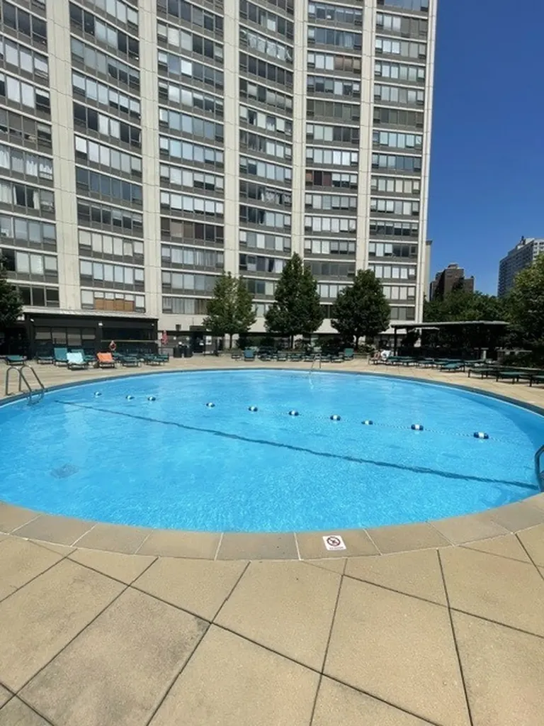 3930 North Pine Grove Avenue Chicago IL 60613