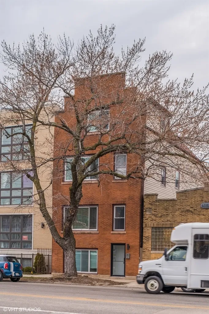 4048 North Western Avenue Chicago IL 60618
