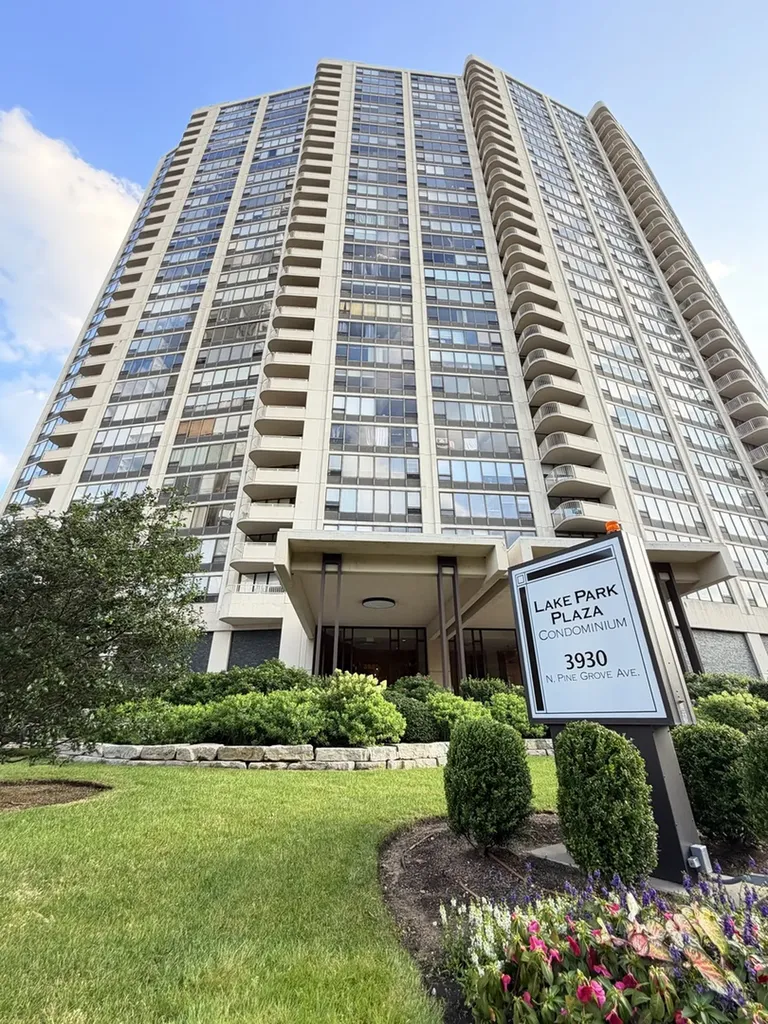 3930 North Pine Grove Avenue Chicago IL 60613