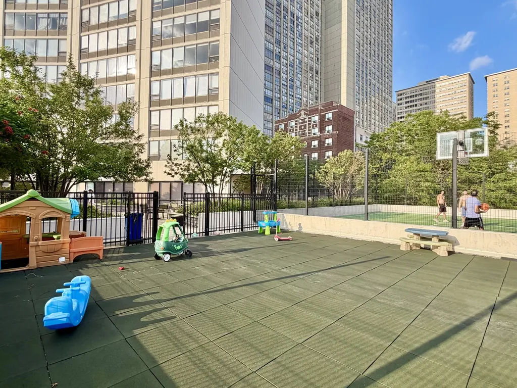3930 North Pine Grove Avenue Chicago IL 60613