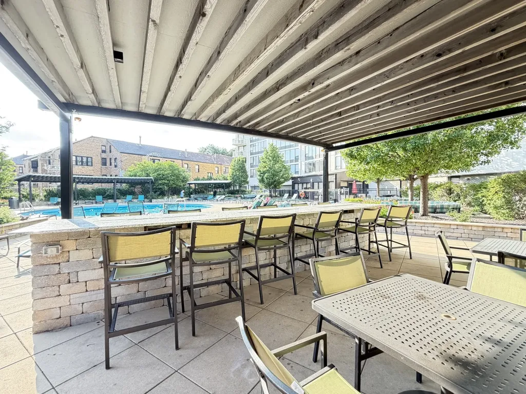 3930 North Pine Grove Avenue Chicago IL 60613