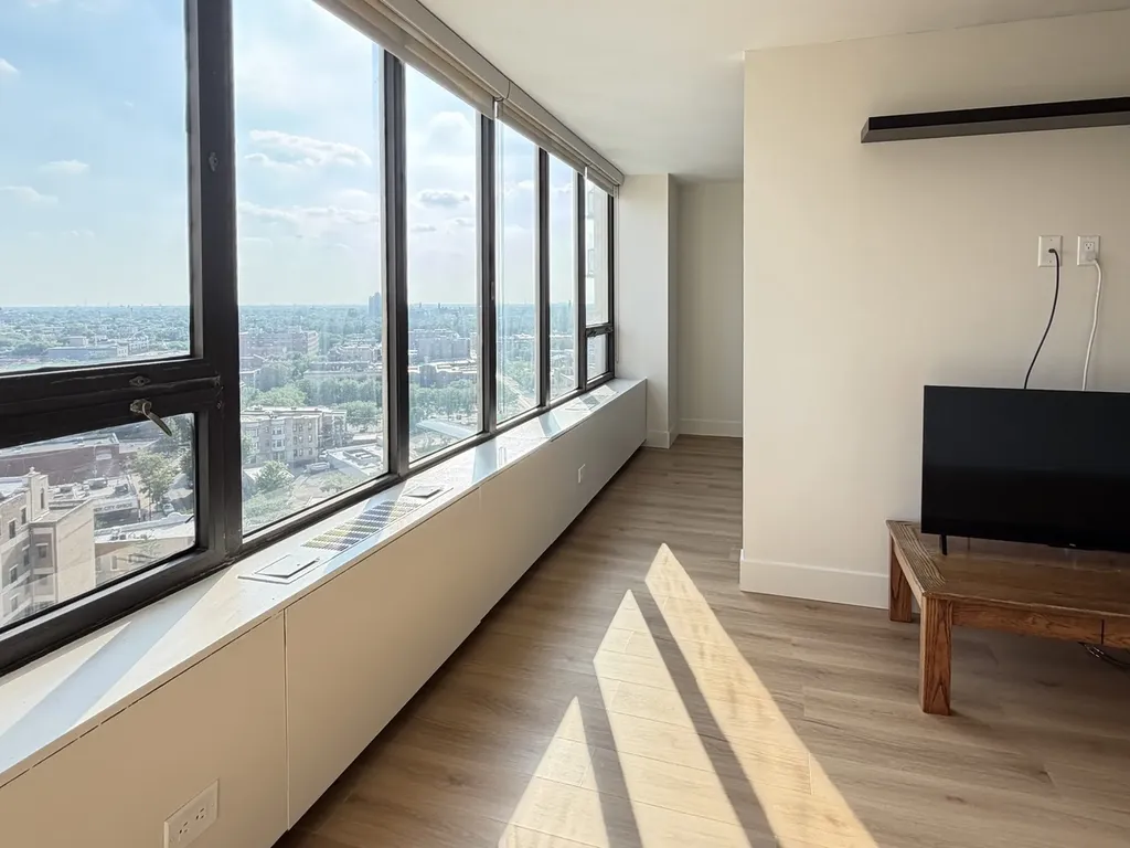 3930 North Pine Grove Avenue Chicago IL 60613