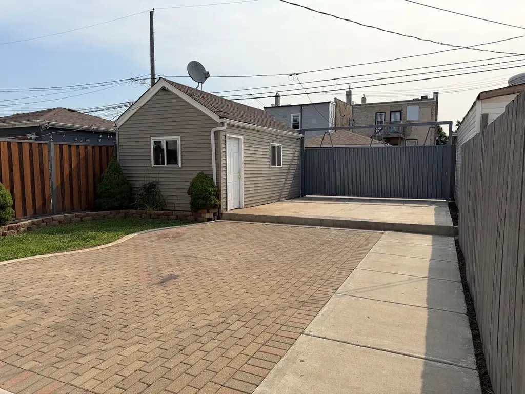 6035 South Campbell Avenue Chicago IL 60629