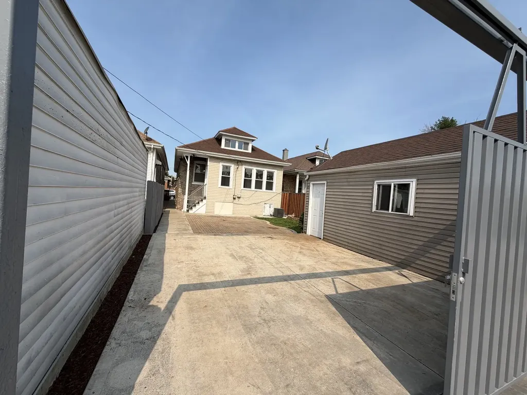 6035 South Campbell Avenue Chicago IL 60629