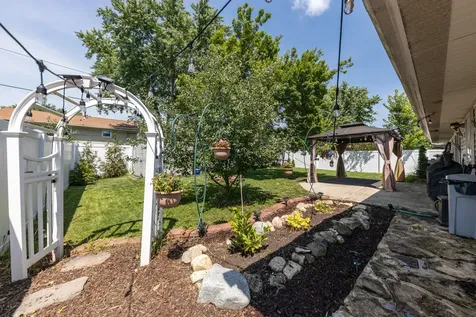 614 Pleasant Place Streamwood IL 60107
