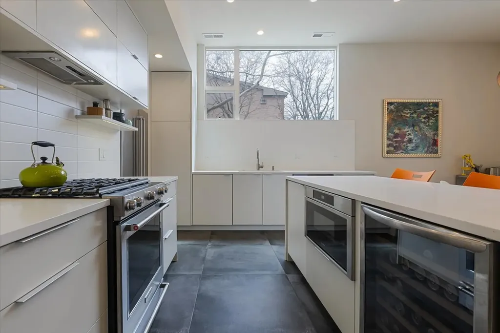 559 East 50th Street Chicago IL 60615