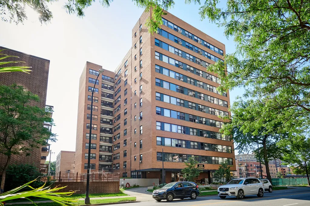 6118 North Sheridan Road Chicago IL 60660