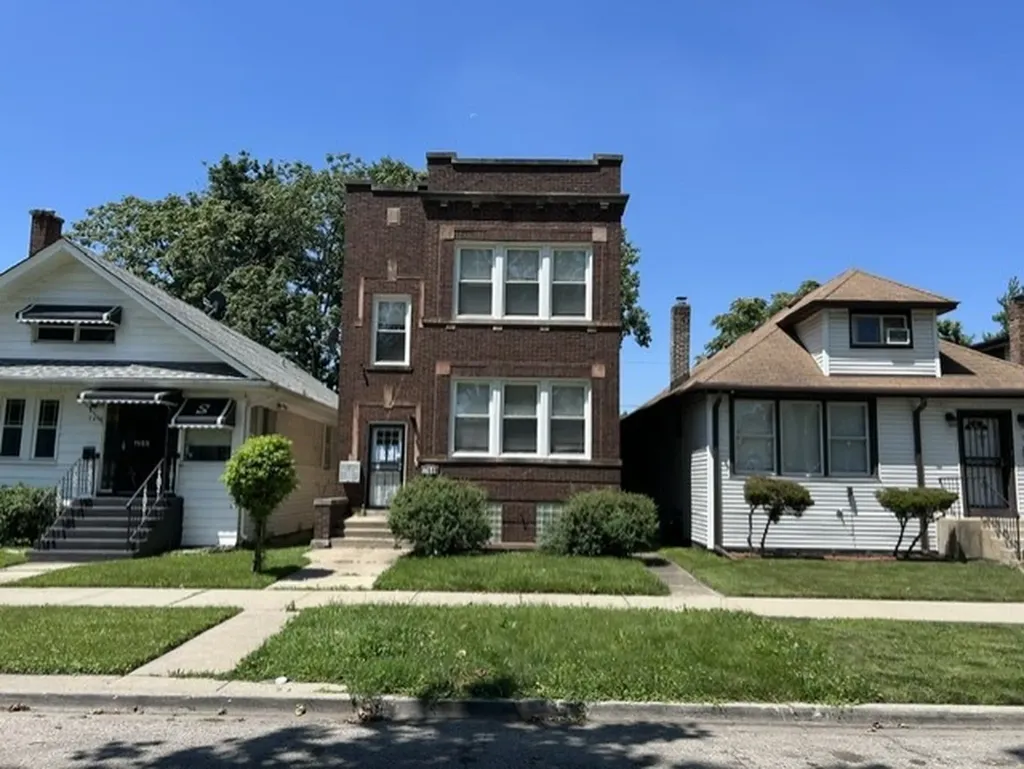 7648 South Luella Avenue Chicago IL 60649