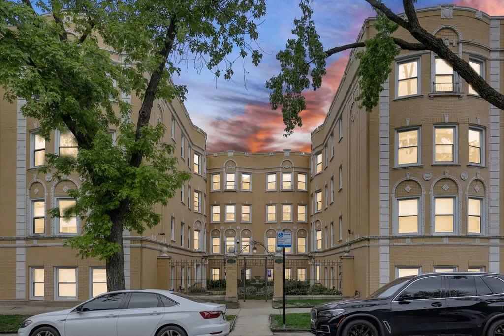 7401 North Hoyne Avenue Chicago IL 60645