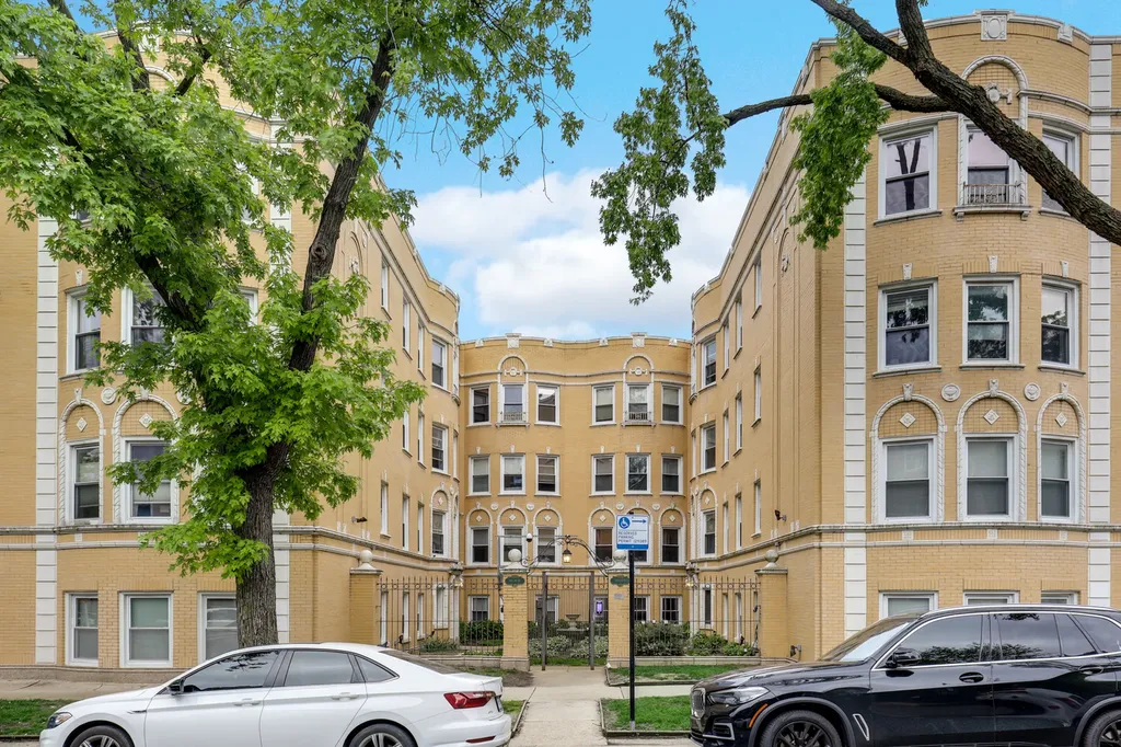 7401 North Hoyne Avenue Chicago IL 60645
