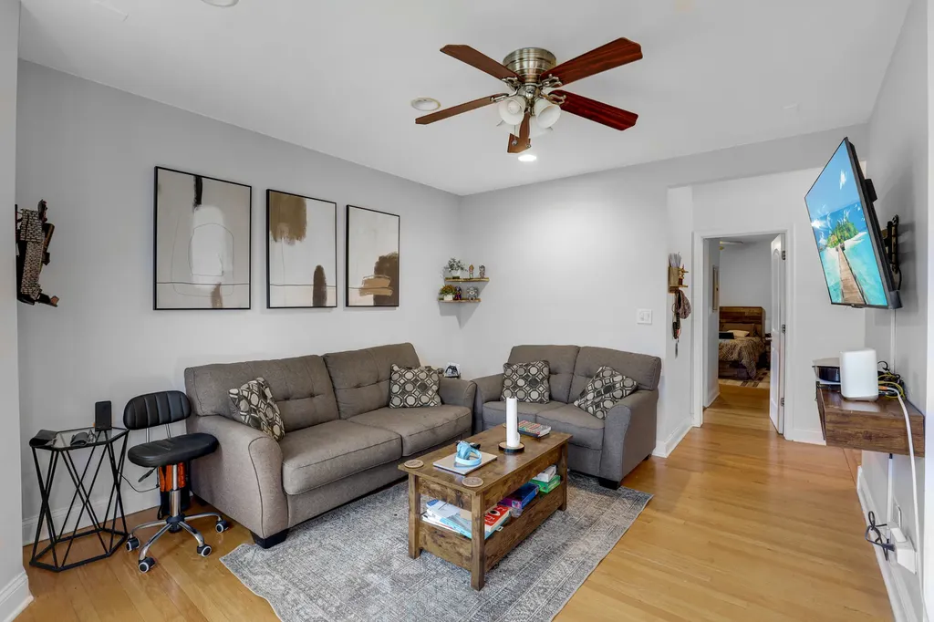 7401 North Hoyne Avenue Chicago IL 60645