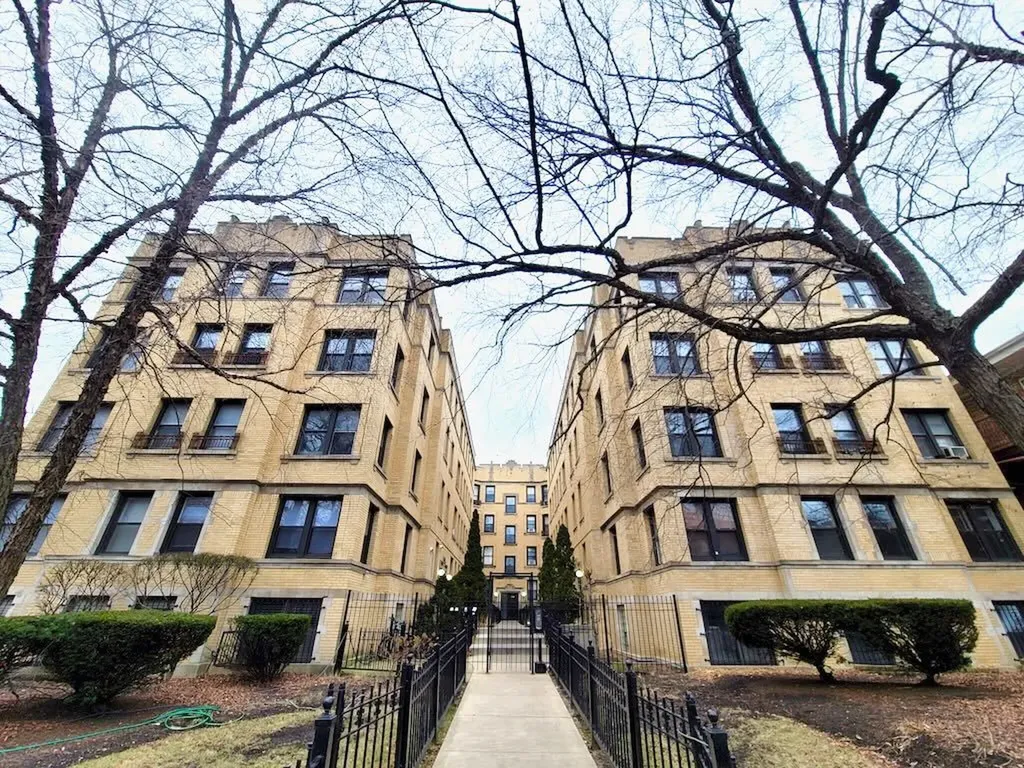 4606 North Beacon Street Chicago IL 60640