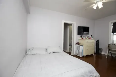 4606 North Beacon Street Chicago IL 60640