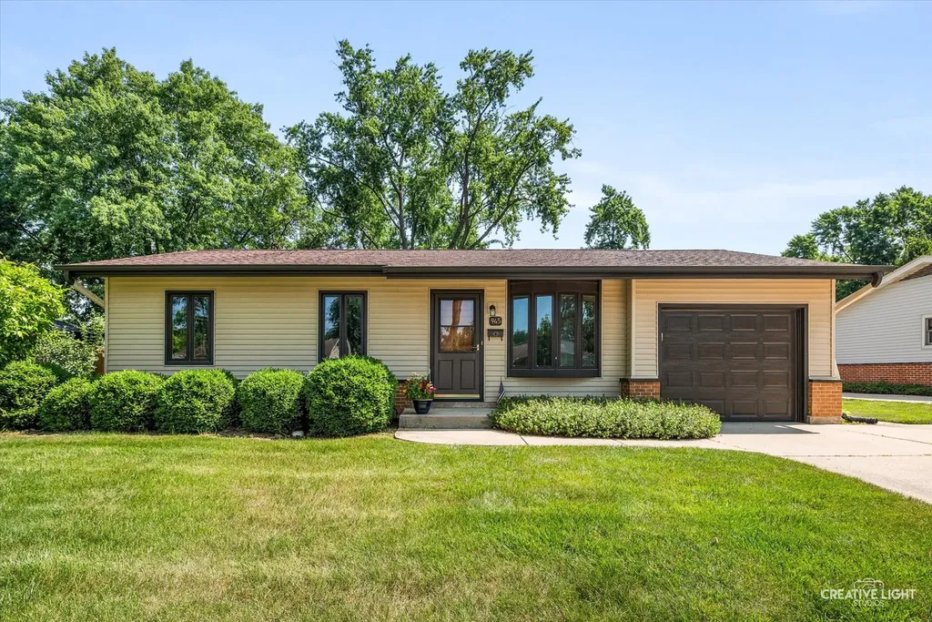 945 Victoria Lane Elk Grove Village IL 60007