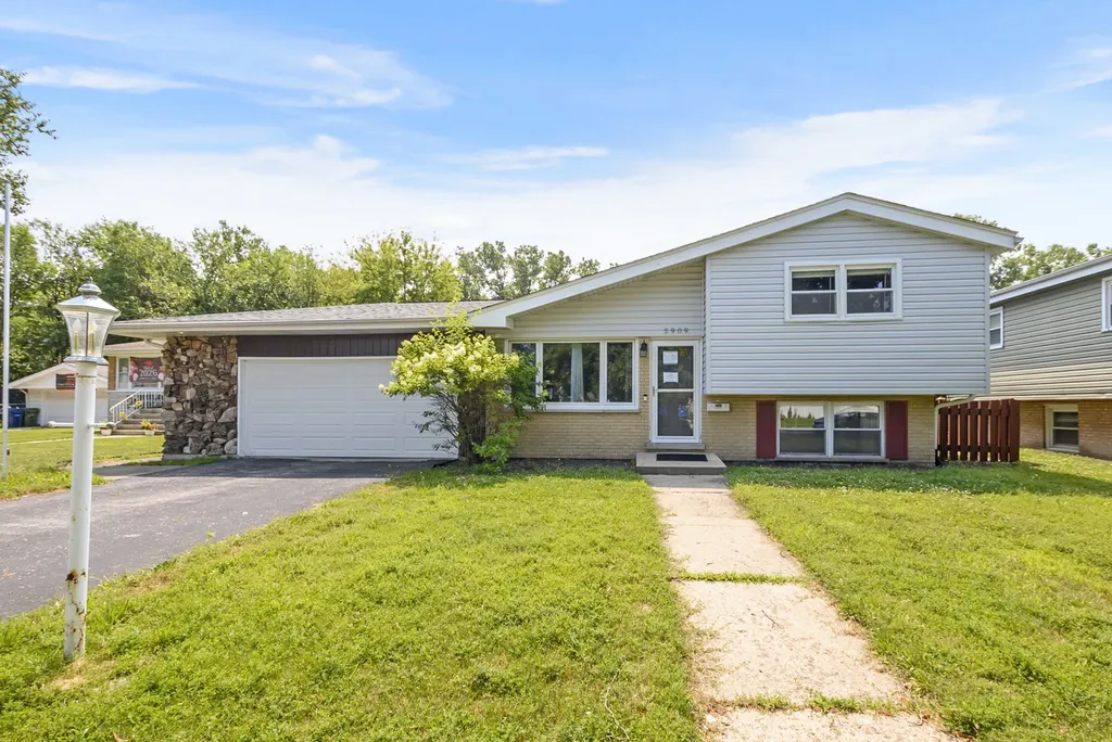 5909 West 99th Street Oak Lawn IL 60453