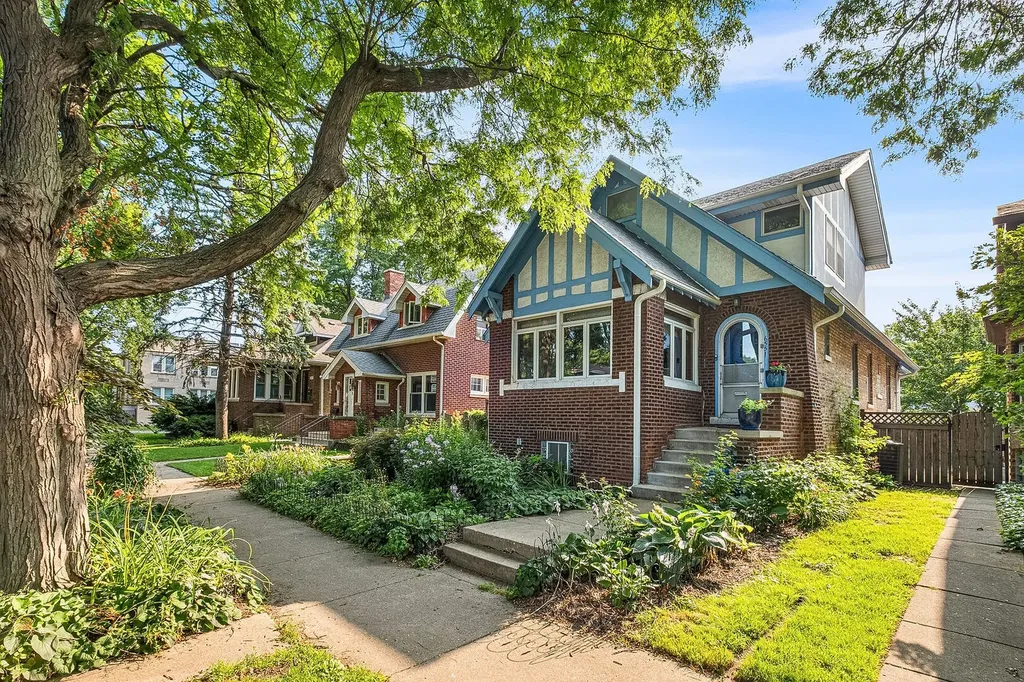 6551 North Maplewood Avenue Chicago IL 60645