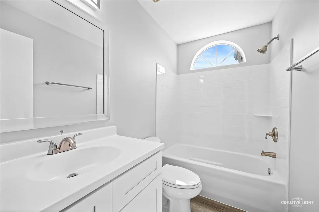 380 Regency Court Aurora IL 60504