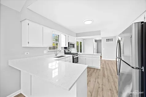 380 Regency Court Aurora IL 60504