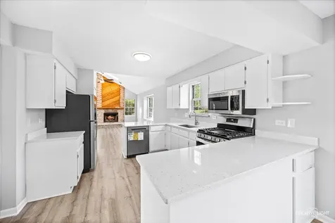 380 Regency Court Aurora IL 60504