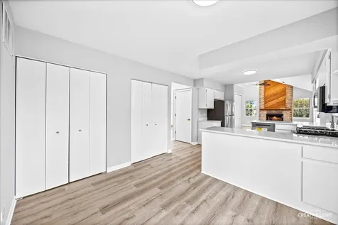 380 Regency Court Aurora IL 60504