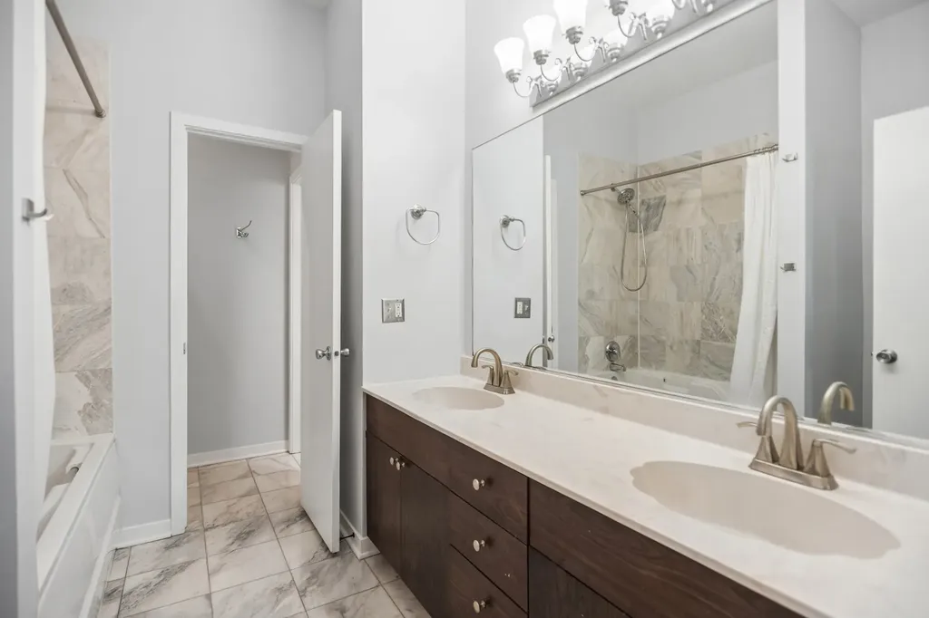 946 West Fry Street Chicago IL 60642