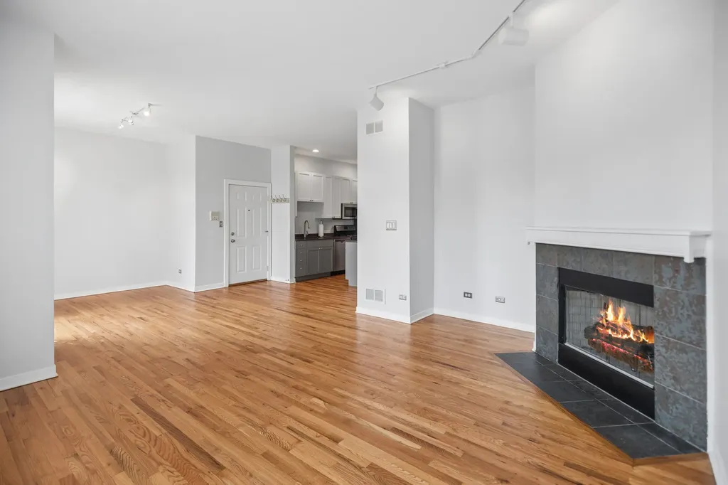 946 West Fry Street Chicago IL 60642