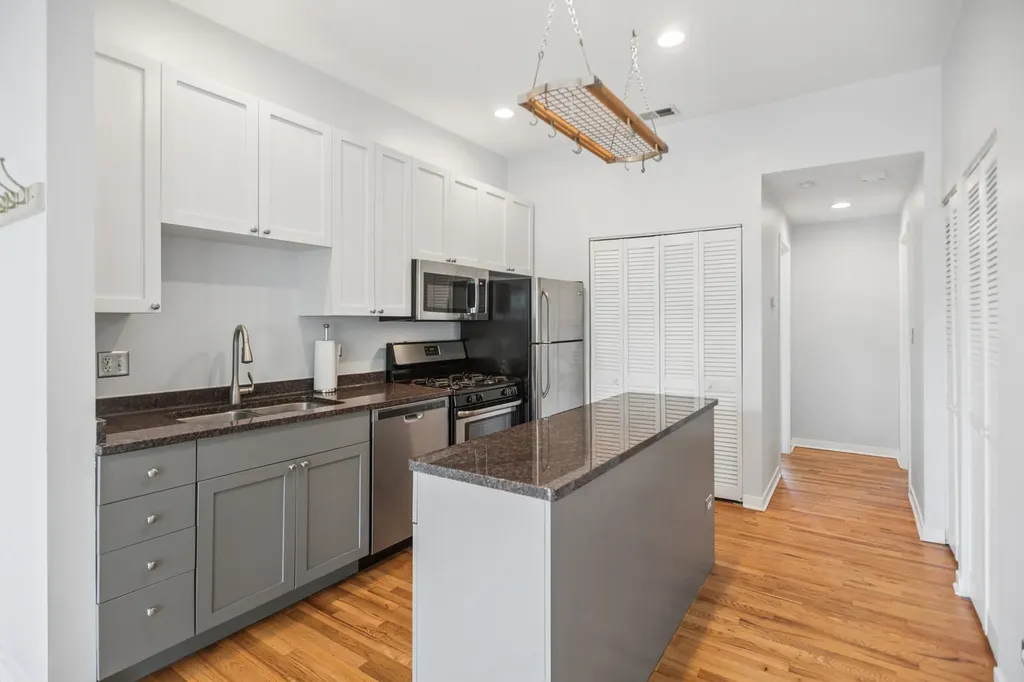 946 West Fry Street Chicago IL 60642