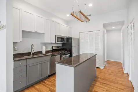 946 West Fry Street Chicago IL 60642