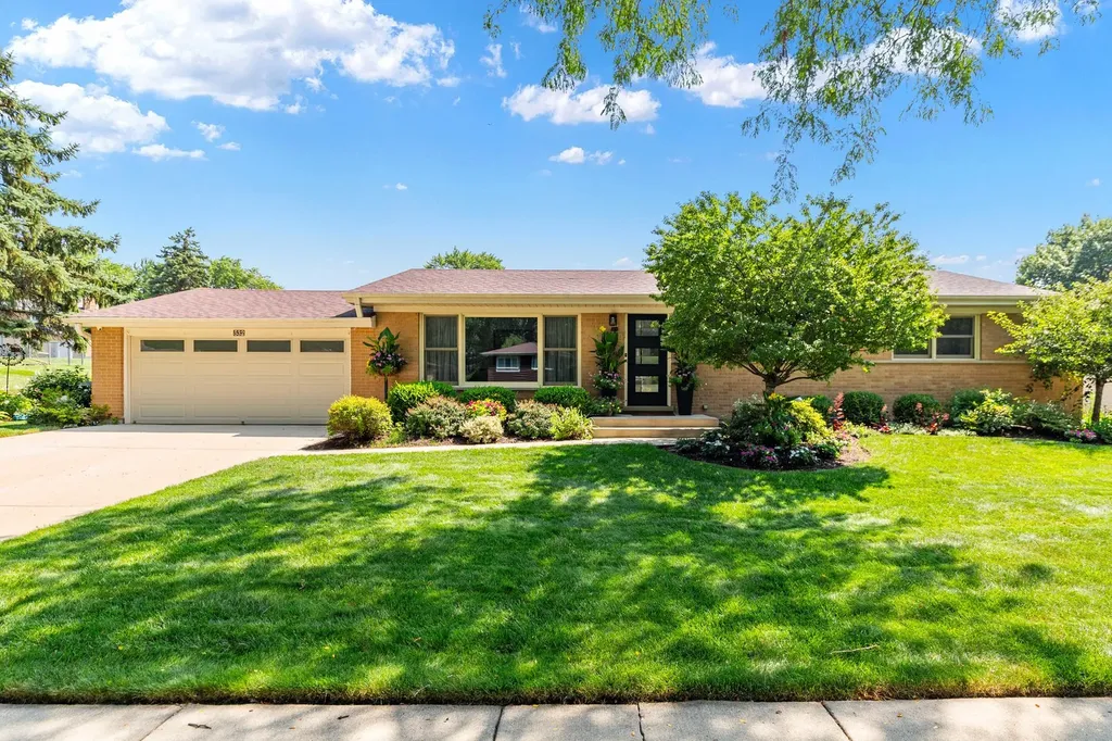 532 Merlin Drive Schaumburg IL 60193