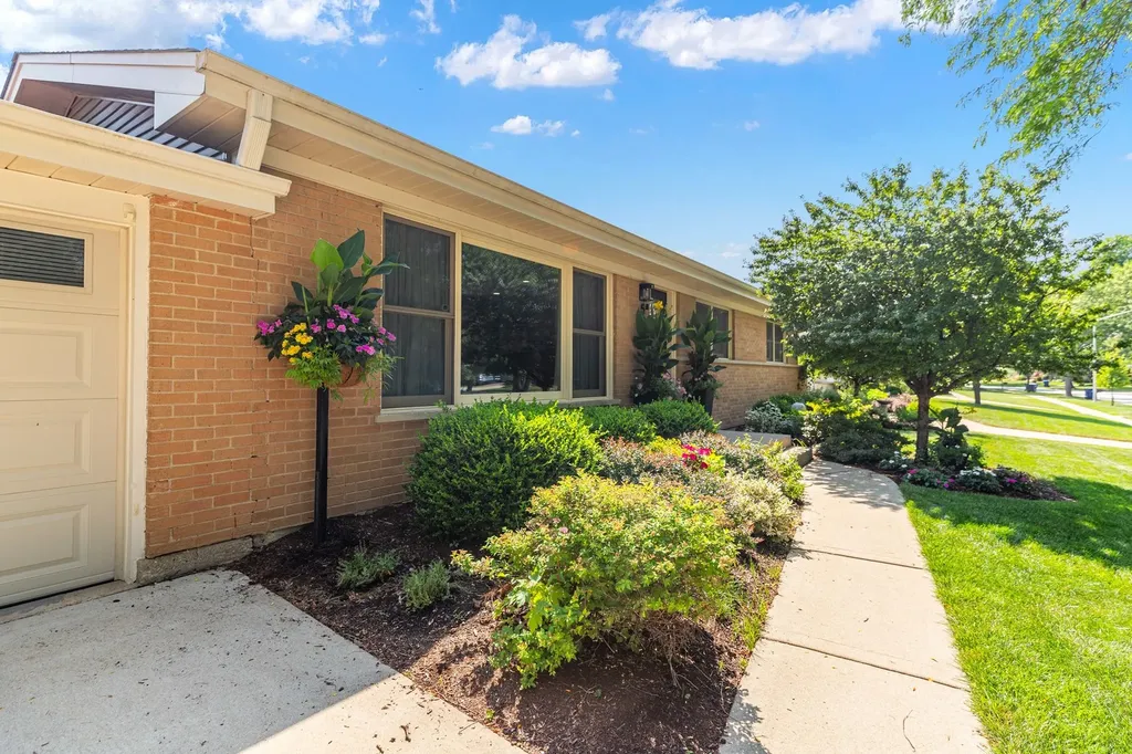 532 Merlin Drive Schaumburg IL 60193