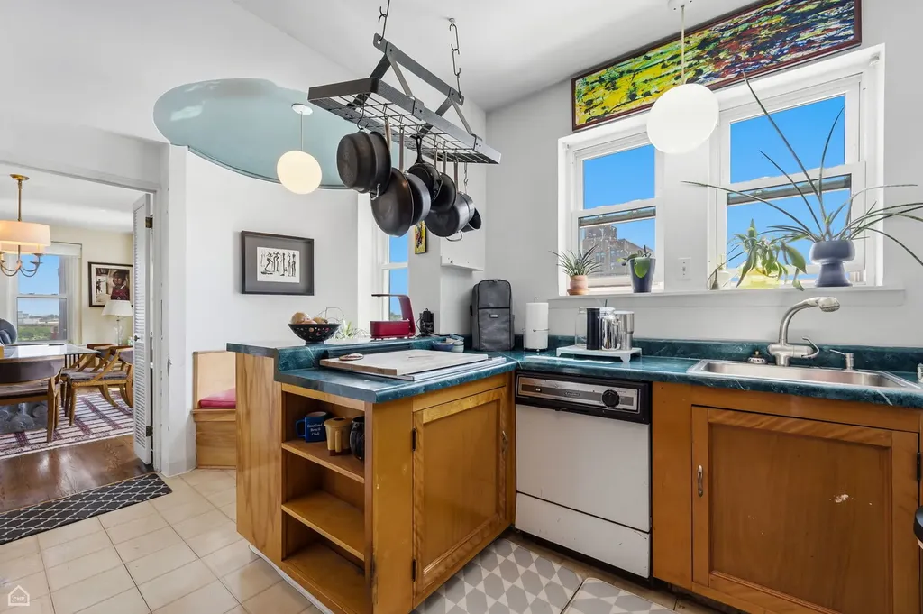 2666 East 73rd Street Chicago IL 60649