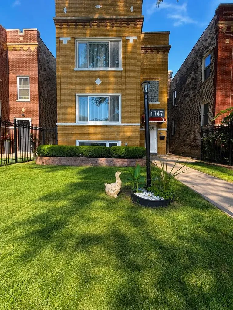 1747 North Luna Avenue Chicago IL 60639
