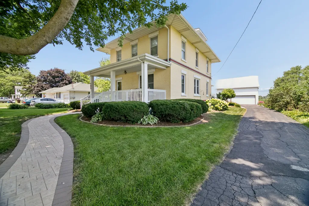 125 West 1st Avenue Clifton IL 60927