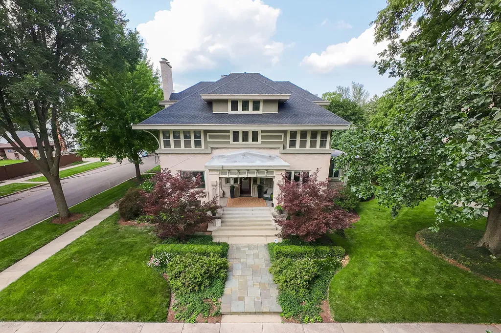 729 West Downer Place Aurora IL 60506